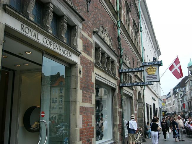 「ジョージ・ジャンセン」の向かい側には「カフェ・ヨーロッパ」があったんですね。。<br />＊＊＊＊＊＊＊＊＊＊＊＊＊＊＊＊＊＊＊＊＊＊＊<br />最近、ブルータスの特集で知ったのですが、世界チャンピオンのバリスタが一番多い街はCPHだそう。。<br />行ったときには、全く知らず、素通りしてしまったと思うとちょっと残念！！です。。<br />CHPのカフェは注目されているんですね。次回はカフェ歩きをしてみたい！！<br />これから旅する方いらっしゃったら、ぜひ、カフェ巡りを！！