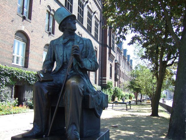 市庁舎の横にあるアンデルセンの像！<br />アンデルセンが向く方向にはチボリ公園がありました。<br />さようならアンデルセン！<br />また、会う日まで。<br />（北欧記　完）