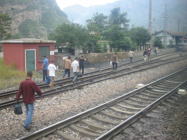 プラットホームのないローカル駅です。みんな下車すると線路を横切っていきます。