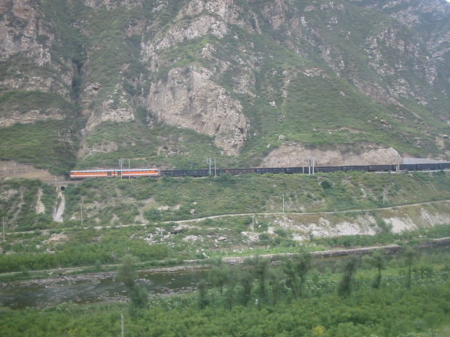 谷が深く河岸が狭いので複線を並べて敷くことができません。そのため上り線（北京方面）は対岸を通ります。