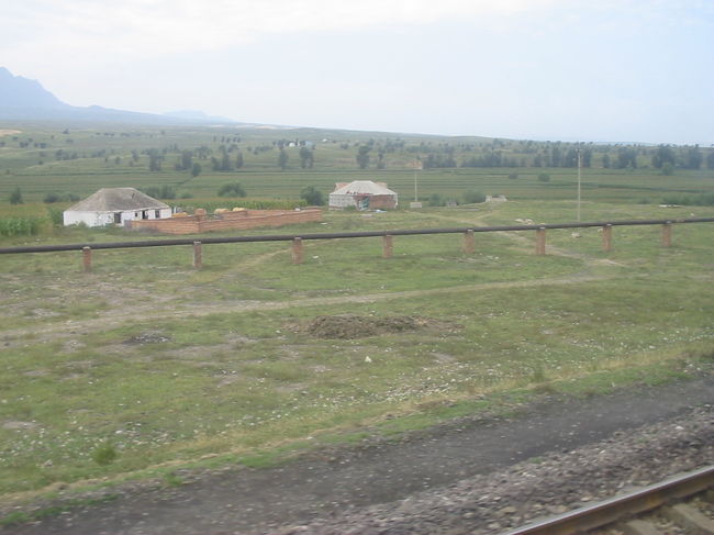 峠を越えるとだだっ広い平原が広がっていました。モンゴルに近づいている感じがします。沿線にはゲルも見えます。