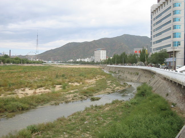 張家口の町並み。昼食を食べて今度は万里の長城を目指します。