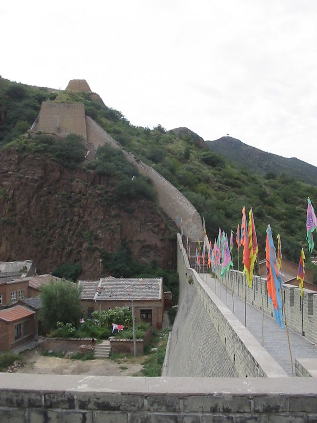 長城が谷に向かってぐぐっ落ち込んでいます。