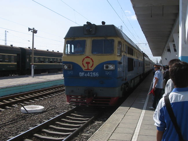 さて観光もそこそこにタクシーで張家口南駅に向かいます。ここからまた列車にのり一路北京を目指します。ただしルートは行きと違います。