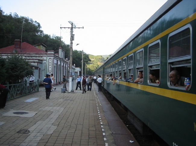 列車は有名な観光地である八達嶺長城を越えていきます。勾配が急なためここ青龍橋駅でスイッチバックします。
