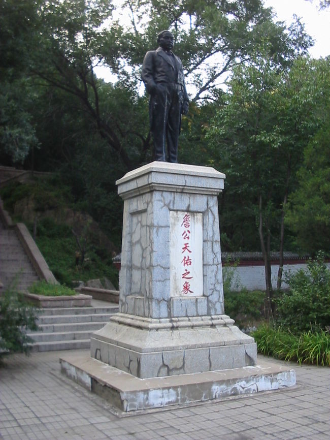 青龍橋駅の片隅には天祐の像が立っています。彼は中国の鉄道建設に多大な業績を残しました。この八達嶺越えルート（京包線）も彼の手によるものです。