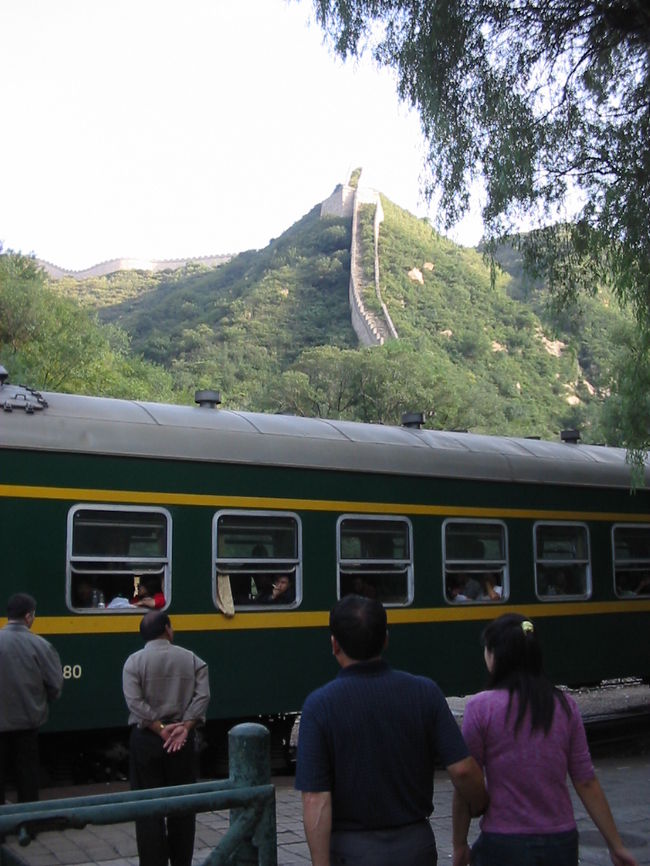 駅からは万里の長城を眺望することもできます。