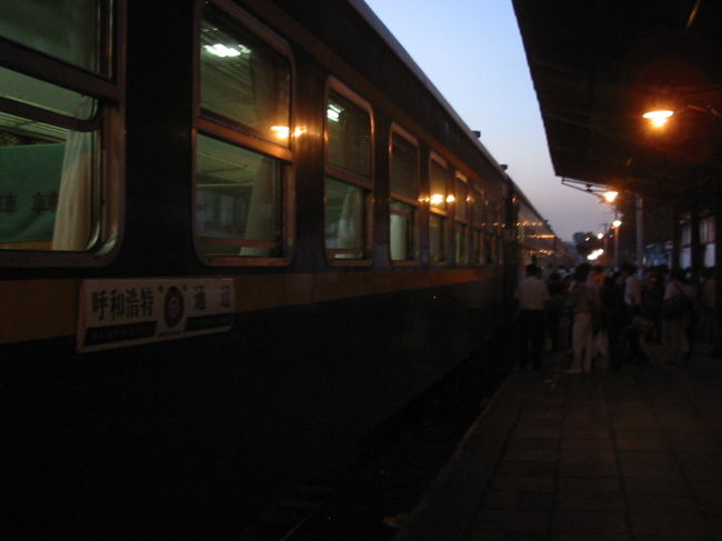 出発から約11時間かかってようやく北京北駅に着きました。直線距離にして10キロ程度ですが、遠回りしたおかげで100倍楽しむことができました。<br /><br />〔行程〕<br />ホテル→北京南駅（列車）<br />北京南→張家口（列車）<br />張家口→大境門（タクシー）<br />大境門→張家口南駅（タクシー）<br />張家口南→北京北（列車）<br /><br />費用：約100元（約1500円）
