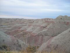 バッドランズ国立公園　Badlands National Park

バッドランズ国立公園に入ると草原は途絶え、ピンクがかった地層が重なる白い岩が地平線まで連なっている。