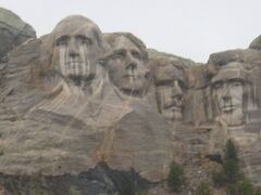 【2日目】

Mount Rushmore National Memorial へ

まず朝一番で4人の大統領の顔が山に彫られているマウント・ラッシュモアに向かったが生憎の曇り空。霧が濃く大統領たちは皆泣いている。1時間ほどいる間に霧はどんどん濃くなって、とうとう山全体が見えなくなってしまった。