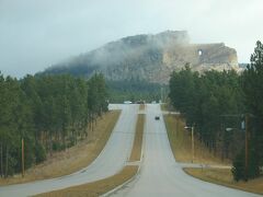 Crazy Horse Memorialへ

マウント・ラッシュモアの近くにある未完の英雄像。ネイティブ・アメリカンが政府からの資金援助を拒否して、教育施設や医療施設を備えた自分たちの王国を造ろうとしている地だ。そのシンボルとして英雄クレージーホースの像を山に彫り続けている。

マウント・ラッシュモアにも関わった彫刻家が自分の子供たち10人と50年かけてクレージーホースの頭の部分を完成させた。頭部だけでマウント・ラッシュモアの4人の大統領を合わせた4倍の大きさ。そのドキュメンタリーは館内で上映されていて感動的だ。

全て完成するまであと100年とも200年とも言われるが資金は館内のショップなどの収益で賄われている。