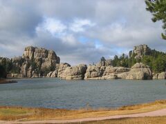 カスター州立公園へ　Custer State Park

クレージーホースから30分ほどで着くカスター州立公園。園内は野生動物の宝庫だ。

Bismarck Lake