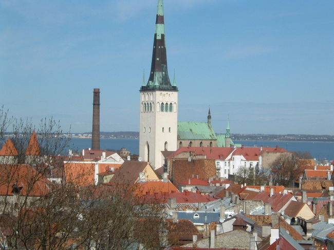 旧市街より海を望む。旧市街は高台のため展望台に出ると大変美しい風景を望む事ができます。住宅街の中の小さな通路の中を通っていくと展望台に出ました。<br />海が大変綺麗。