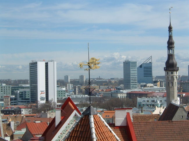 別の展望台から新市街を望む。私が訪れた時、新市街ではビルの新築工事や、改修工事が頻繁に行われていました。<br />デパート歩きも大変楽しかったです。<br />また新市街はトラムが走っているので、新市街を移動する際にはトラムも便利かと思われました（大変混雑していましたが･･･）