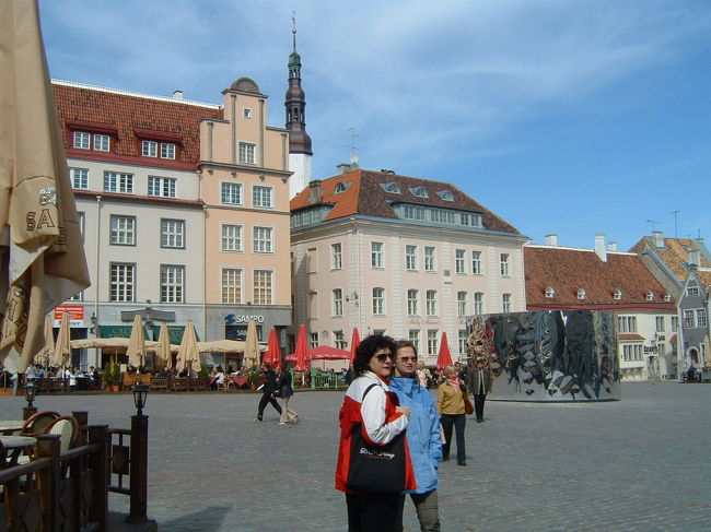 旧市街の広場です。広場の周りにはレストランやショップが立ち並んでいます。ここから少し歩いたところに観光案内所があります。タリンの旧市街の建物は本当に色が綺麗です。