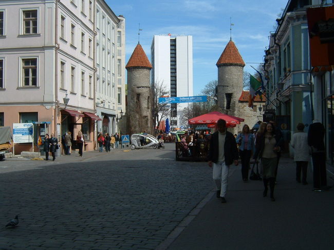 旧市街から新市街に出る道。境には門があり、周りには城壁が囲んでいます。門を出ると街の雰囲気がガラッと変わります。