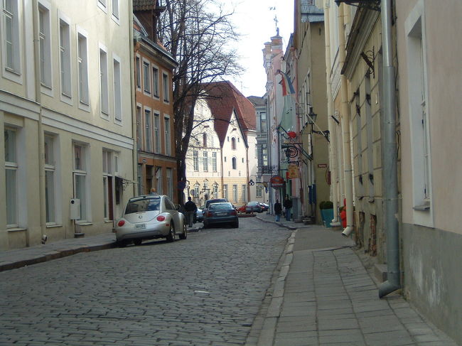 新市街からフェリーターミナルへ帰る際、再び旧市街の中を歩きました。車も風景に溶け込んでいます。タリンの街では日本車をよく見ました。