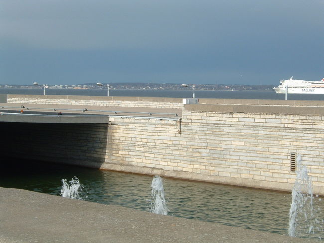 港から出航したばかりのフェリー。なんだかこの港にいると気分が落ち着きました。海の色が鮮やかだったり、リゾートという場所でもないのですが、大変静かで風も心地良かったです。