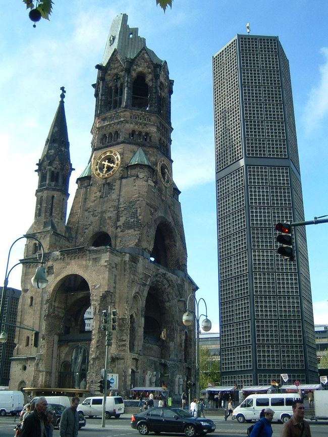 テーゲル空港からバスに乗り、ホテル近くのzoo駅に出ました。ホテルチェックイン後、歩いてカイザーヴィルヘルム教会へ。