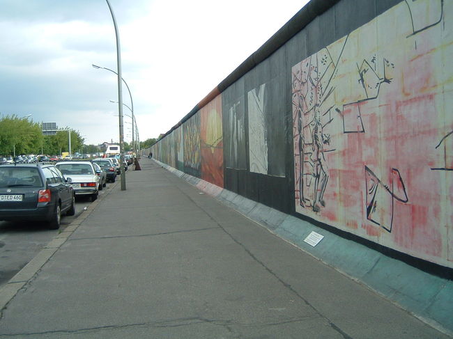 ベルリンでは買い物ばかりしていたので、美術館やテレビ搭は訪れる事ができませんでした。<br />ただ、ベルリンの壁だけは訪れたいと思っていました。<br />ドレスデンの帰りに列車をオスト駅で降り、壁まで歩きました。壁には様々な絵が書かれていました。