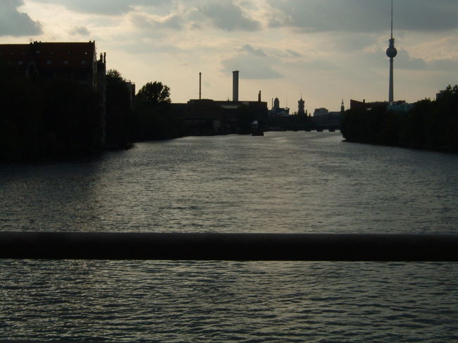 川の上からテレビ搭方面を望む。夕暮れが大変綺麗でした。