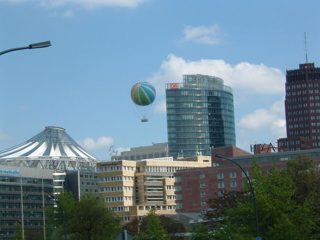 教会脇からソニーセンター方面を望む。