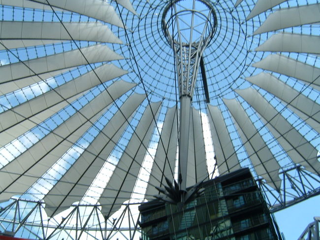 ソニーセンターの屋根。凄い迫力です。