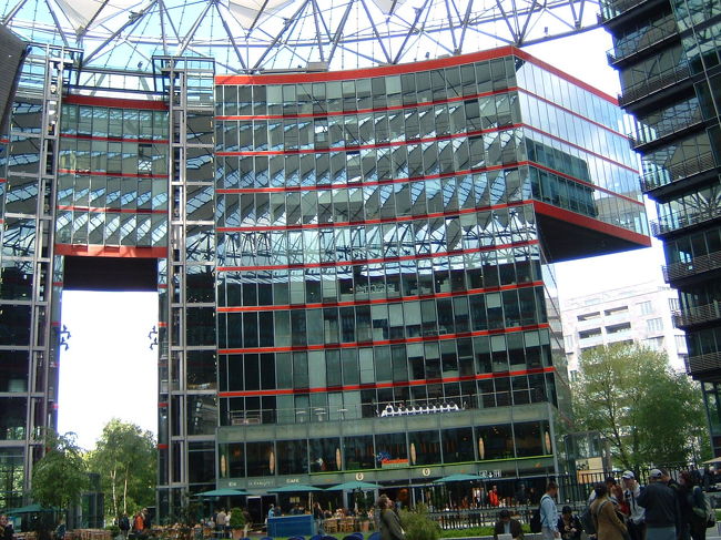 ソニーセンターの内部。沢山の人が周りにあるレストランやカフェでお喋りや食事をしていました。