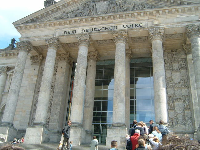 ドイツ国会議事堂。1時間並びましたが列は全く進まず。係の方に聞いたところあと2時間くらいかかるかもという事で入場を諦めました。