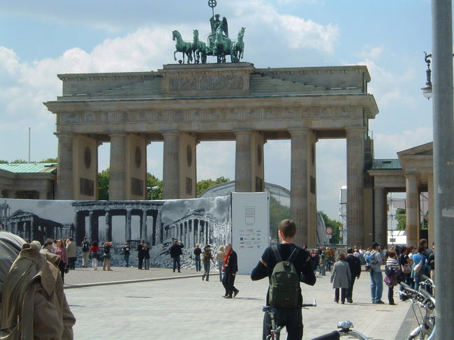 ブランデンブルク門の前ではイベントが行われていました。門の写真を綺麗に撮りたかったけど残念。<br />目の前のスタバでお茶をしながら町並みを眺めていました。