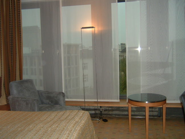 ホテルの中です。ようやく落ち着ける！<br />窓からはクーダムが見えます。