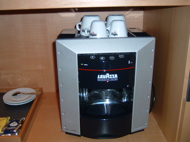 ホテルの部屋にあったコーヒーマシン。紅茶やコーヒーのカートリッジをセットすると飲む事ができて大変便利でした★