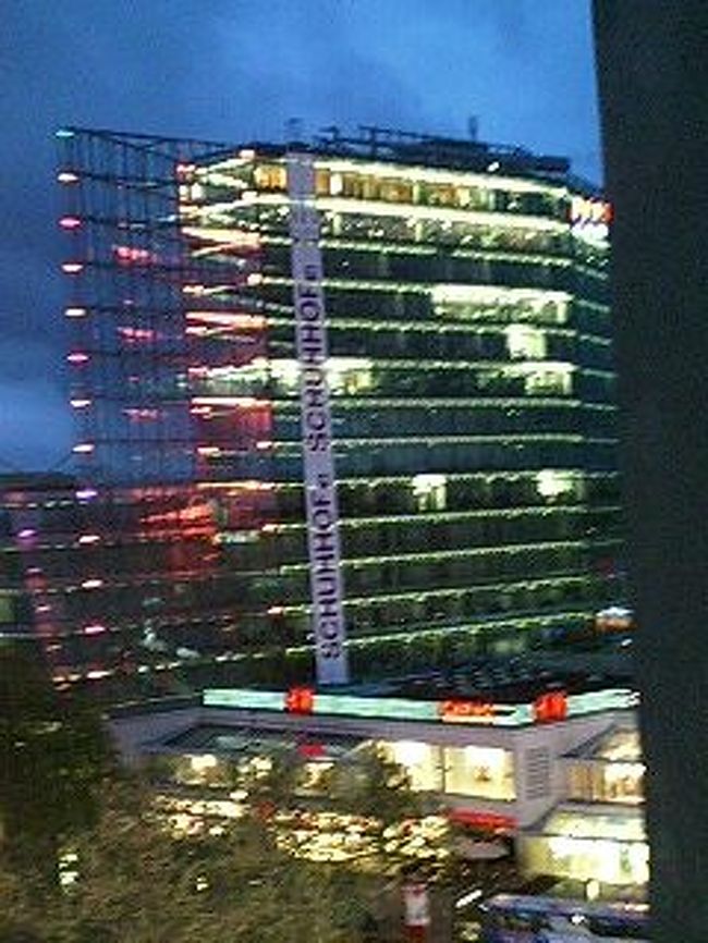 ホテルの斜め前のビル。このビルにはジムが入っているらしく、夜になるとマシンで走ったり運動している人の姿をばっちり部屋から見る事ができました（笑）覗いている感じで少し嫌でしたが・・・（笑）