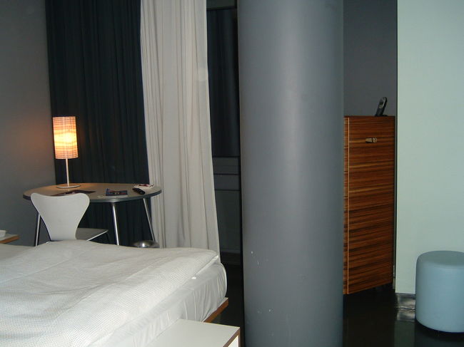 ベルリン滞在最終日に泊まったホテル、クーダム。<br />クーダムをずっと西に向かったところにあります。zooからだとクーダムの入口まで歩いてそこからバスか、Sバーンに乗って向かうと近いです。近くにはお店もあまりないので若干不便ですが繁華街からは離れているので静かです。<br />中のデザインは格別です。