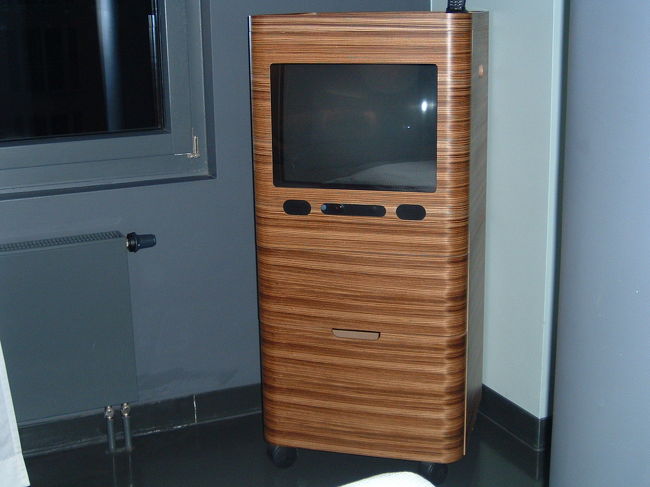 部屋のテレビも木で囲まれていてテレビと感じさせないお洒落さを感じます。