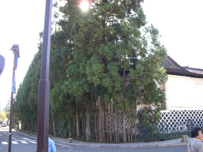 Morning In Koya-Town<br /><br />朝のお勤めに出るため、めったにしない早起きをした。<br />おかげで朝食は美味しいし、朝の空気もおいしい！<br /><br />高野町は緑が多いのに枯葉ひとつ落ちていない。<br />ほうきを持った町の人々やお寺のお坊さん達が<br />せっせと奥の院を掃除している。<br />町も同じように清潔に整備されている。<br /><br />気持ちいいー！