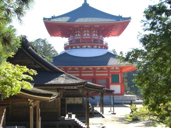 Daito <br /><br />高野山の象徴とも言える「大塔」<br /><br />塔の中は、大日如来を中心にした曼陀羅をカラフルで立体的に表現した<br />いわば3Ｄマンダラの世界が広がる。<br /><br />このマンダラについて「空海」のマンガ本で少しは理解していたので<br />実物を見て圧倒される。<br /><br /><br />高野山年中行事のほとんどが行われるという金堂には<br /><br />平の清盛が自らの額を割った血で描いたとされる「血マンダラ」がある。