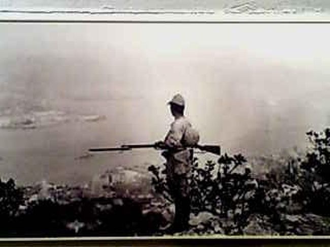 香港占領地時代、夜景で有名なヴィクトリアパークから、見下ろすの日本兵。何を思ったのだろう。