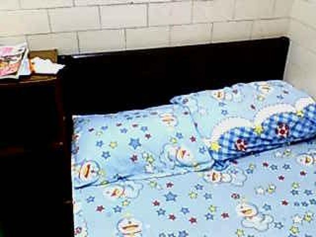 トラベラーズＧＨシングルルームのベッド。なんとドラえもん！！<br />ちゃんと清潔なシーツもついてきます。快適でした。