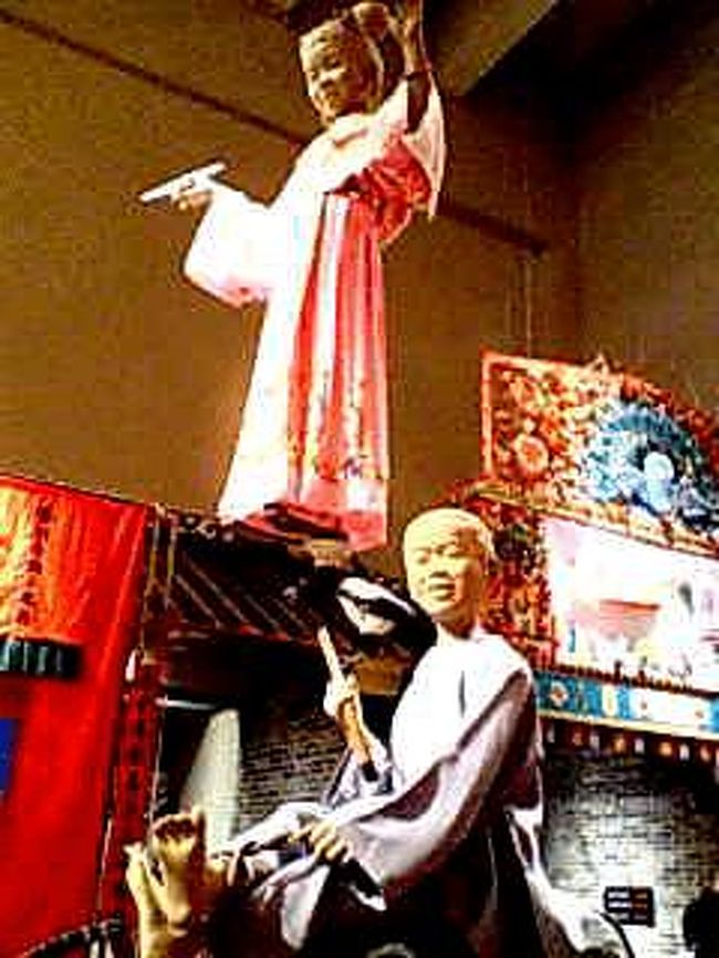 香港歴史博物館より。見えにくいですが、一番上の女の子は鳥の上に立っているのです・・