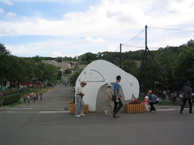 ２日目は先ず旭山動物園へ。<br />開園９時半頃に正門前に<br />到着しましたが、長蛇の列。<br />無料駐車場を探して誘導されるまま進むと<br />見事に有料駐車場に到着。<br />目の前には西門が。<br />でも、西門は空いており、<br />すぐに入園できました。