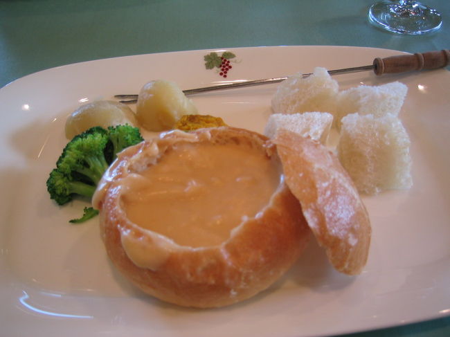 ちょっと遅めのお昼ご飯。<br />ふらのワインハウスでミニチーズフォンデュ。<br />とても美味しく器のフランスパンごと<br />いただきました。<br />サラダバイキングでホワイトアスパラが<br />あってちょっと感動。北海道だ〜。<br />