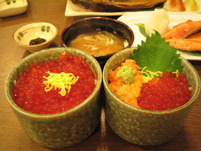 ３日目は朝から、場外市場の『北のグルメ』さんの<br />無料送迎を利用しました。<br />うにいくら丼、鮭ハラス、しまほっけと<br />豪華絢爛な朝食です。<br />朝食後はお買い物。新鮮な海産物を購入し、<br />宅配便にて発送をお願いしました。<br />帰りは小樽へ向かうため札幌駅へ送って<br />いただきました。<br />