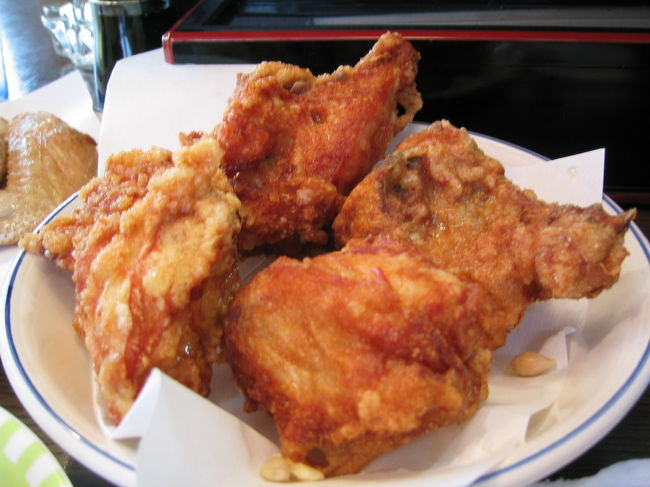 お昼はお寿司を予定していましたが、朝食と間食が<br />祟って美味しくいただけそうにない・・・。<br />そこで、小樽出抜小路の『ニューなると』さんで、<br />ざんぎ（鶏の唐揚げ）と手羽をいただきました。<br />食べきれなかった分はお持ち帰り用に<br />包んでもらいました。<br />ホテルへ帰ってからいただきましたが、<br />冷めても美味しかったです。