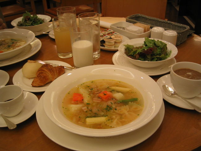 最終日、朝食はＪＲタワーホテル日航札幌の<br />コーヒーショップ『カフェ　セリーナ』で<br />アメリカン　ブレックファストをいただきました。<br />パンが好きなだけいただけました。<br />スープもパンもとても美味しかったです。<br />後、ミルクも甘くて美味しかった〜。<br />