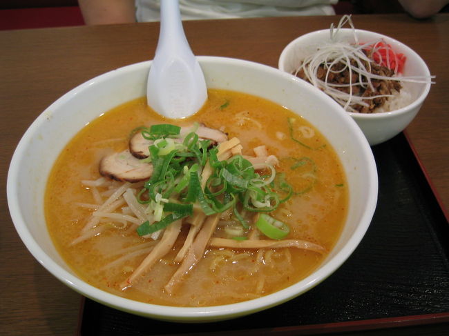 新千歳空港で札幌市内で食べ損なったラーメンをいただきました。<br />やっぱり、美味しいですね〜。<br />