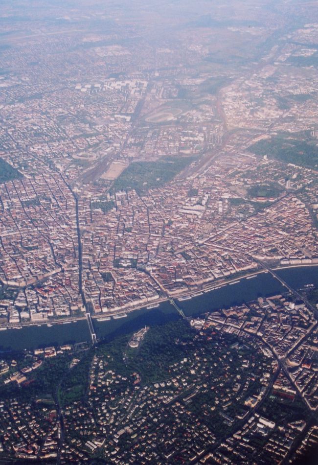 まもなく到着と言うアナウンスの後すぐに機内から見えた風景です。持参したガイドブックの地図どおりの姿に妙に感動しました。