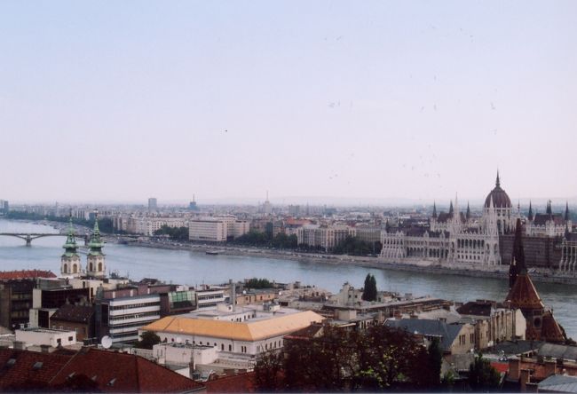 王宮の丘から国会議事堂を見た風景です。