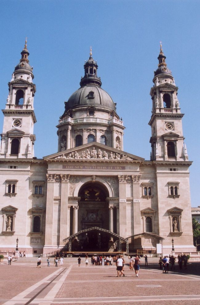 聖イシュトヴァーン大聖堂。写真では良くわかりませんがかなりの大きさです。