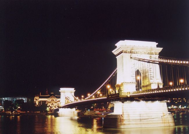 鎖橋の夜景です。